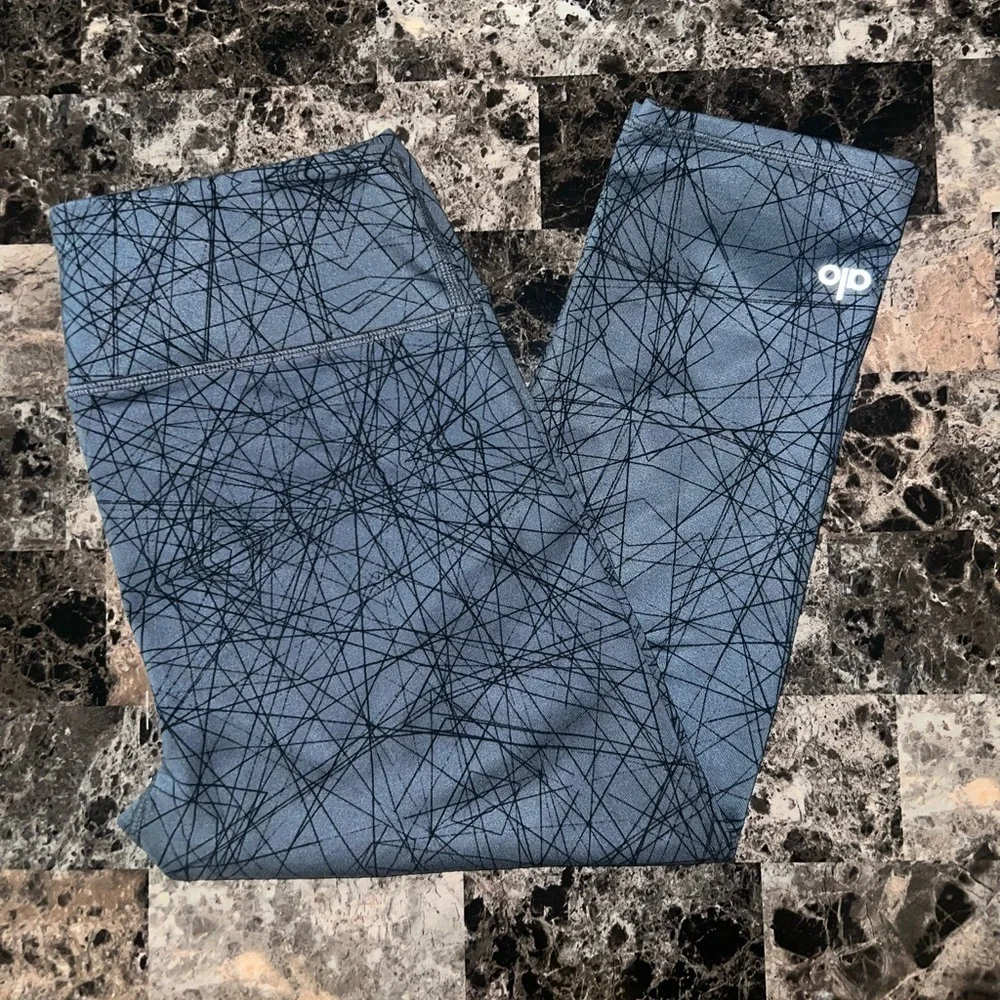 ALO YOGA CROPPED 19” LEGGING GREY GEOMETRIC COLOR SIZE SMALL EUC